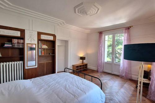 une chambre avec un lit blanc et une fenêtre dans l'établissement Belle maison avec piscine, à Albi