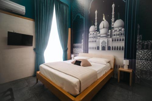 una camera con un grande letto e un edificio appeso al muro di Kore Luxury Suite e Spa a Napoli