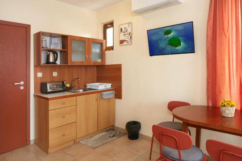 Dapur atau dapur kecil di Nirvana Guest House