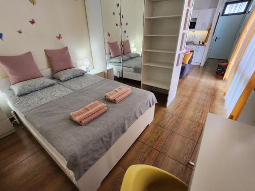 a bedroom with a bed with two towels on it at Casa de Mariposas in Costa Del Silencio