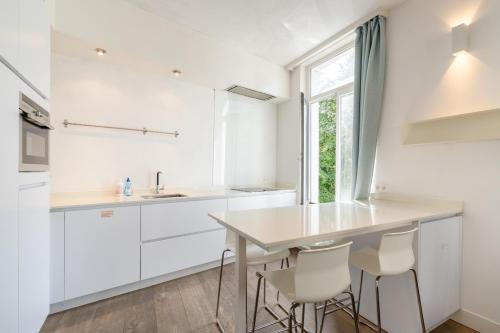 Η κουζίνα ή μικρή κουζίνα στο Beautiful Modern Apartment in the Heart of Antwerp