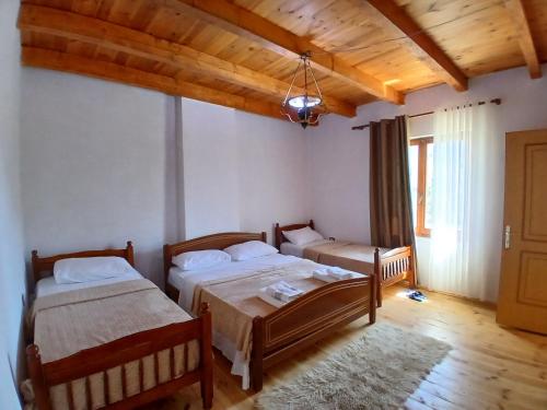 Postel nebo postele na pokoji v ubytování Vellezrit Shkambi