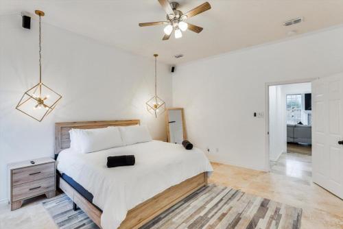 a bedroom with a bed and a ceiling fan at Impressive 5BR 3,5BA Holiday Home with Pool, Game Room & Cinema Room in Irving