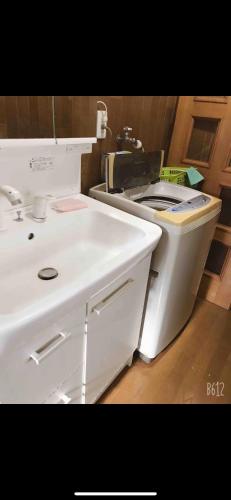 所沢市にある養一ハウスのシンクとミシンのあるキッチン