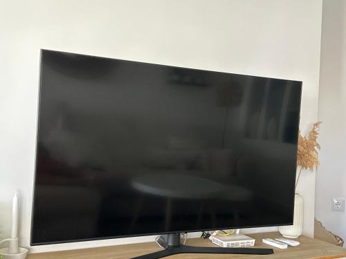 a flat screen tv sitting on top of a wooden table at Vivienda de lujo a 100 metros de la playa in La Antilla