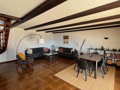 salon z kanapą i stołem w obiekcie Finca Gerardo Villa w mieście La Playa Calera