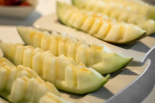 a group of sliced avocados on a tray at Hotel Inffinit Sanxenxo in Sanxenxo