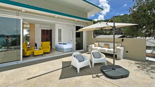 Χώρος καθιστικού στο At the Beach Spacious 2-level Design Home for 2-5 and 1 infant, Ao Yon Beach Phuket