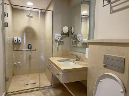 赫尔格达Marvelous 2BR - Free Beach Access and Pool Access In Mangroovy的带淋浴、水槽和马桶的浴室