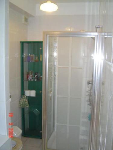 une salle de bain avec une douche avec une porte vitrée dans l'établissement Studio Coraux, à Saint-Cyr-sur-Mer
