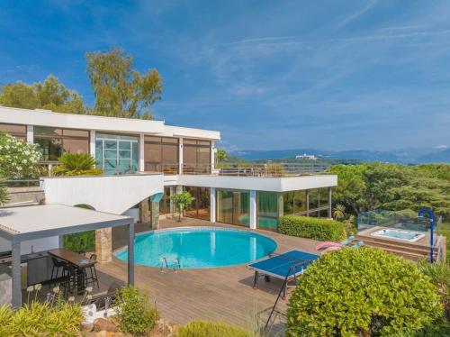 une vue aérienne d'une maison avec piscine dans l'établissement Villa Emilia, vue mer, Super-Cannes, à Vallauris