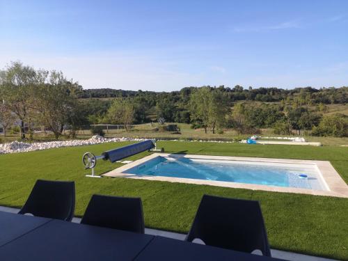 Bazén v ubytování Invitation au voyage villa indépendante avec piscine billard et spa nebo v jeho okolí