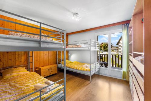 En eller flere senge i et værelse på Les Genets 157 - 4 pers - piscine