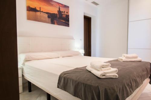 Giường trong phòng chung tại NightInSevilla Bailen free parking