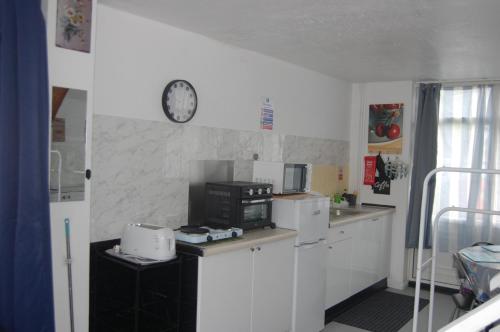 Η κουζίνα ή μικρή κουζίνα στο Dawlish Warren Welcome Family Holiday Park Villa Clover Welcome2Warren South Devon