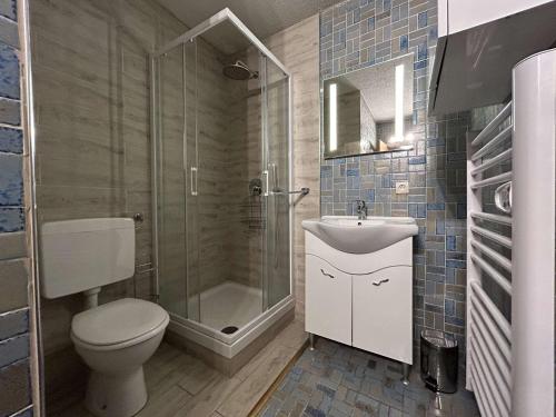 une salle de bain avec une douche, des toilettes et un lavabo dans l'établissement Bel appartement 3 pièces pour 7 pers avec balcon, Montgenèvre - FR-1-330D-126, à Montgenèvre