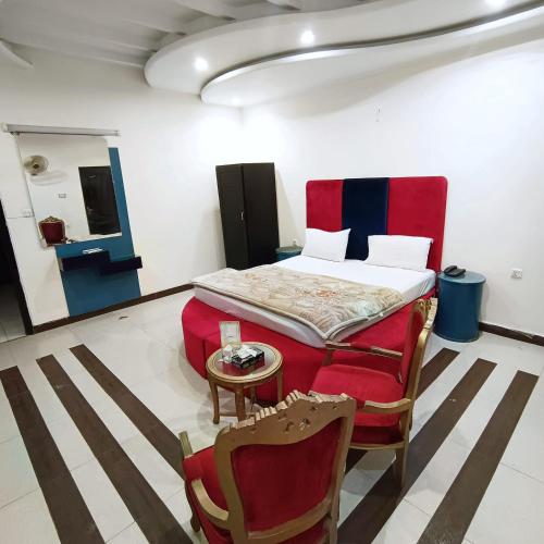 Una cama o camas en una habitación de Hotel Grace Inn Multan