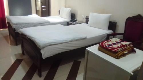 Una cama o camas en una habitación de Hotel Grace Inn Multan