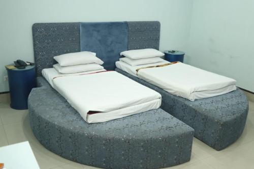Una cama o camas en una habitación de Hotel Grace Inn Multan