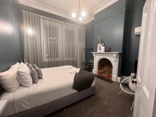 Cama o camas de una habitación en Entire Townhouse in Heart of Echuca's Port CBD - Treehouse Hideouts - 15 guest capacity