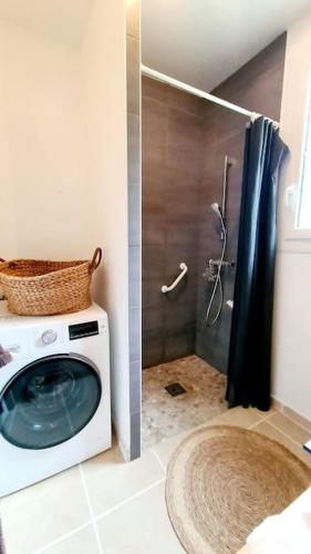 une machine à laver dans une salle de bain avec douche dans l'établissement Maison Confortable en forêt près des plages Aucun voisinage, à Saint-Pierre-dʼOléron