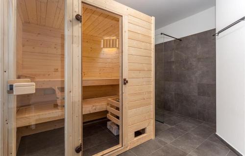 Katil atau katil-katil dalam bilik di Beautiful home in Chernik