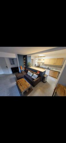 un grand salon avec un canapé et une table dans l'établissement Galinette, à Marseille