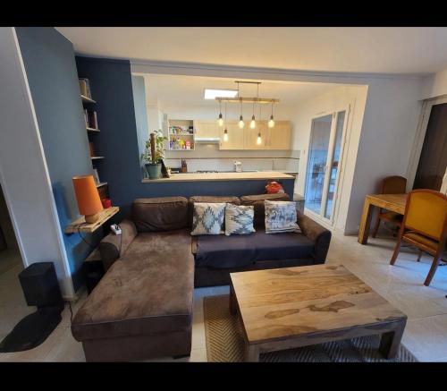 un salon avec un canapé et une table dans l'établissement Galinette, à Marseille