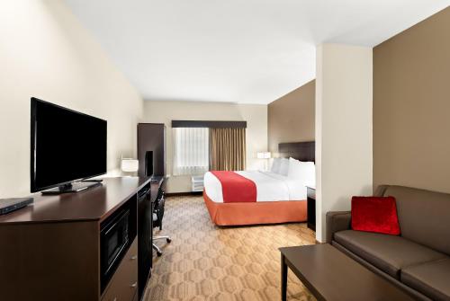 a hotel room with a bed and a television at Best Western Palmyra Inn & Suites in Palmyra