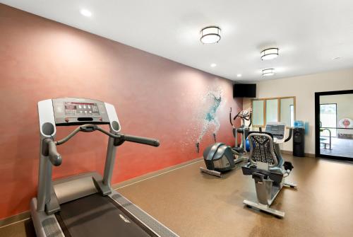 a gym with two treadmills and two machines at Best Western Palmyra Inn & Suites in Palmyra