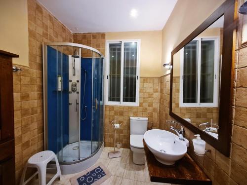 Koupelna v ubytování Las Cuatro Esquinas de Cáceres