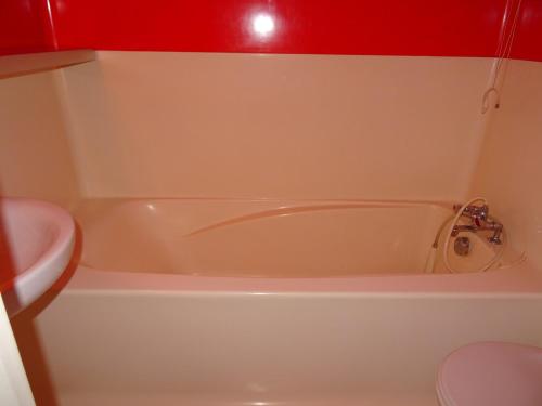 une salle de bain avec baignoire et toilettes dans l'établissement Studio confortable pour 5 personnes avec WiFi et animaux admis, proche des pistes à Arc 1800 - FR-1-411-284, à Arc 1800