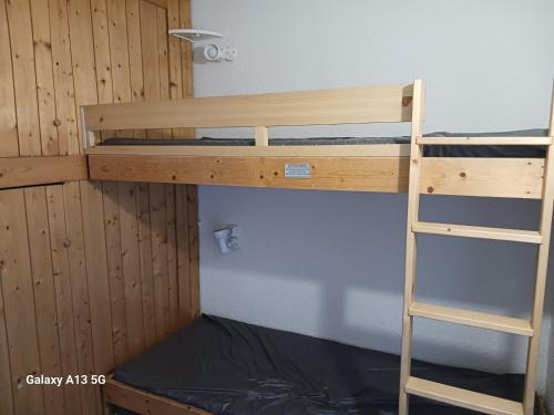 - un lit superposé avec une échelle dans une chambre dans l'établissement Studio confortable pour 5 personnes avec WiFi et animaux admis, proche des pistes à Arc 1800 - FR-1-411-284, à Arc 1800