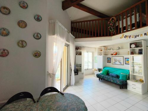 Photo de la galerie de l'établissement T3 DUPLEX 6 Voyageurs 50 metres des plages, à Fréjus