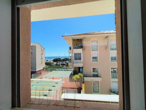 Photo de la galerie de l'établissement T3 DUPLEX 6 Voyageurs 50 metres des plages, à Fréjus