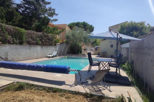 une piscine avec un gonflable bleu dans l'établissement Agréable logement avec piscine entre mer et vignes, à Maureilhan-et-Raméjan