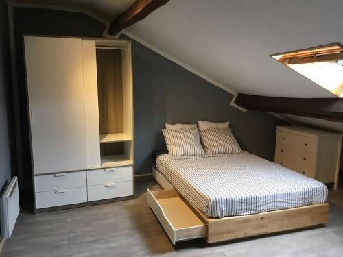 - une chambre avec un lit et une commode dans l'établissement Maison de Village Cosy 8 pers - Le Bourget du Lac, au Bourget-du-Lac