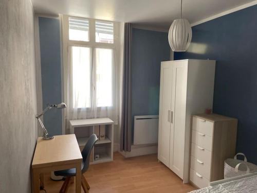 - une chambre avec un bureau et un lit avec une fenêtre dans l'établissement Maison de Village Cosy 8 pers - Le Bourget du Lac, au Bourget-du-Lac