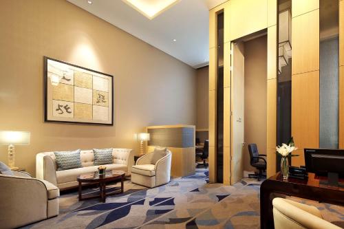 a living room with a couch and a table at Anyang Wanda Realm Hotel in Anyang