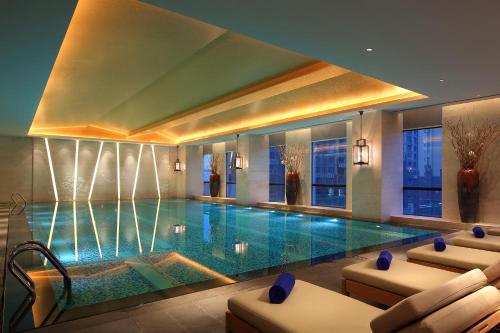 una grande piscina in una camera d'albergo di Anyang Wanda Realm Hotel ad Anyang