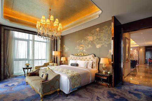 Un pat sau paturi într-o cameră la Anyang Wanda Realm Hotel