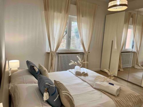 チヴィタノーヴァ・マルケにあるCasa Jouy con giardino a due passi dal mareの窓のある部屋にある大きなベッド