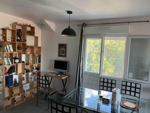 Cette chambre dispose d'un bureau, d'un ordinateur et d'une fenêtre. dans l'établissement Havre de paix à 15 minute de Genève Calme et nature pour se ressourcer, à Péron