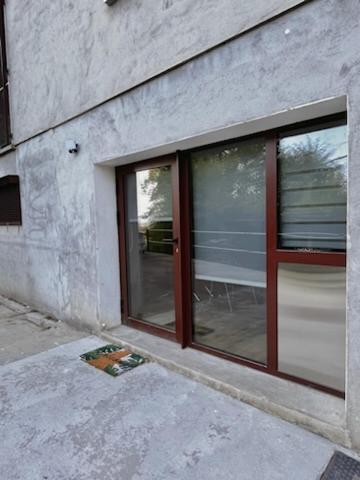 un bâtiment avec deux fenêtres sur son côté dans l'établissement Le Bellevue, à Epagny Metz-Tessy