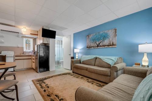 Photo de la galerie de l'établissement Tropic Terrace #19 - Beachfront Resort Suite, à St. Pete Beach