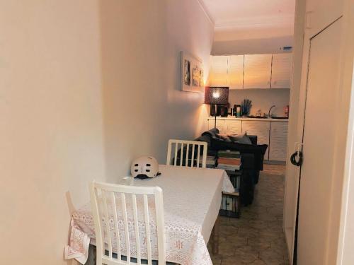 une salle à manger avec une table et des chaises et une cuisine dans l'établissement Fontaine, à Paris