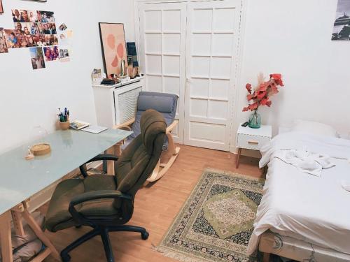 Cette chambre comprend un bureau, des chaises et un lit. dans l'établissement Fontaine, à Paris