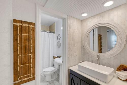 Bilik mandi di Coastal Breeze - Beach Pool Home!