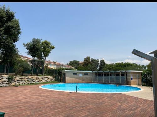 une piscine dans une cour avec un bâtiment dans l'établissement appart avec piscine casino plein air et plage, à La Ciotat
