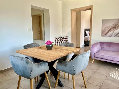 Posezení v ubytování Cozy & Chic - Apartment with a private patio